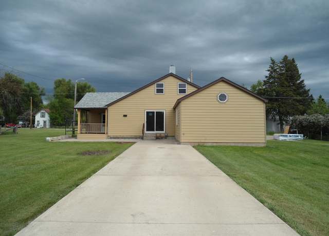 Property at 701 East Montana St, Lewistown, MT 59457, 2 beds, 1.5 baths