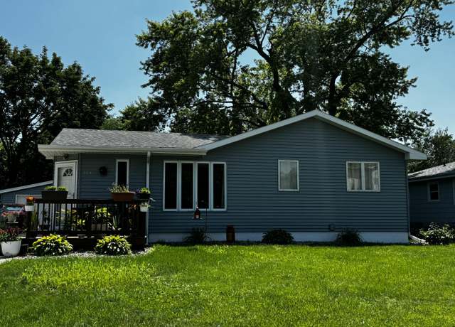 Property at 904 T Ave, Nevada, IA 50201, 3 beds, 1.5 baths