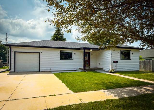 Property at 1316 Second St, Boone, IA 50036, 3 beds, 3 baths
