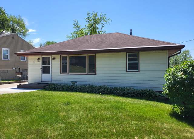 Property at 2633 Grandview Ave, Des Moines, IA 50317, 2 beds, 2 baths
