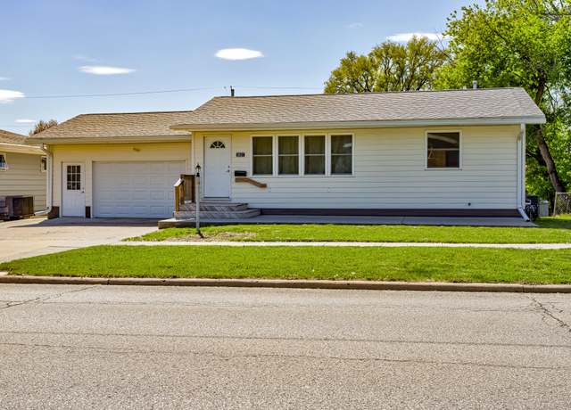 Property at 1621 Linn St, Boone, IA 50036, 2 beds, 2.5 baths
