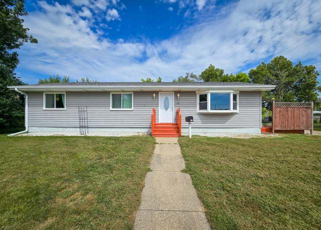 Property at 811 12th St, Boone, IA 50036, 3 beds, 2 baths