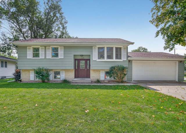 Property at 1128 28th St, Ames, IA 50010, 4 beds, 2 baths