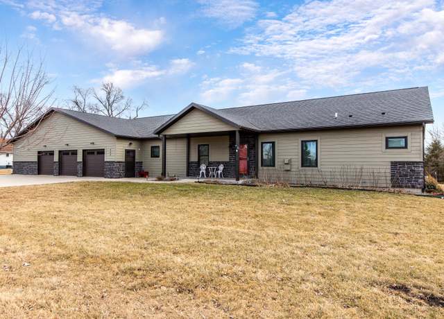 Property at 404 W 16th St, Boone, IA 50036, 4 beds, 4 baths