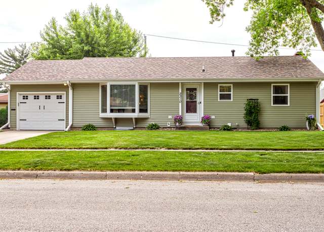 Property at 2310 Burnett Ave, Ames, IA 50010, 4 beds, 2 baths