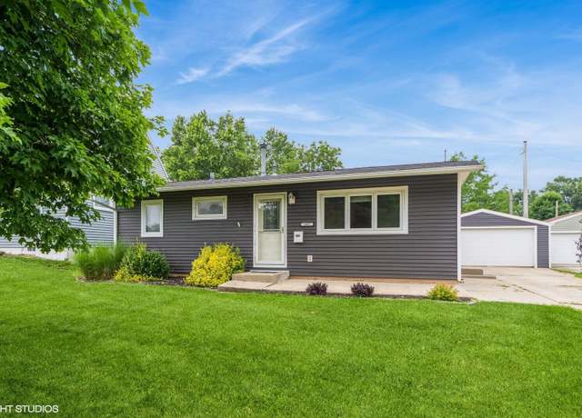 Property at 1407 W Boone St, Marshalltown, IA 50158, 3 beds, 2 baths