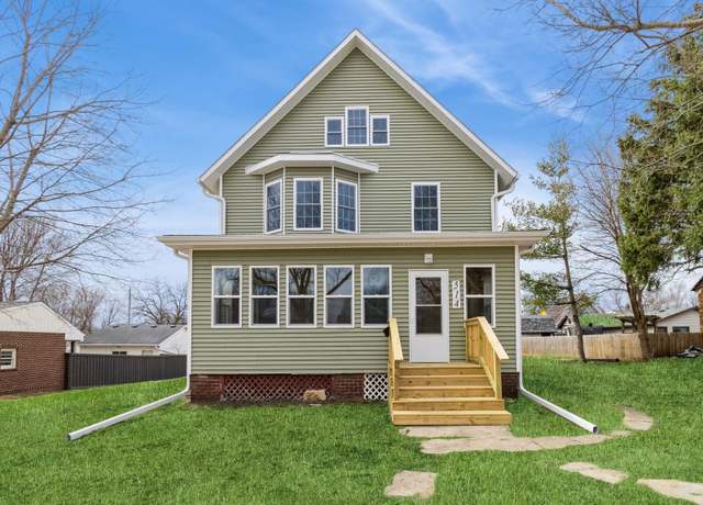 Property at 514 6th St, Nevada, IA 50201, 4 beds, 3 baths