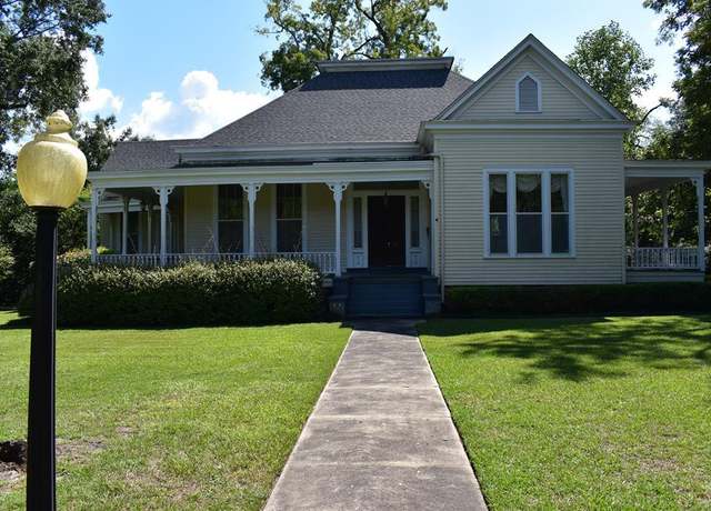 Property at 321 Barbour St, Eufaula, AL 36027, 3 beds, 2.5 baths