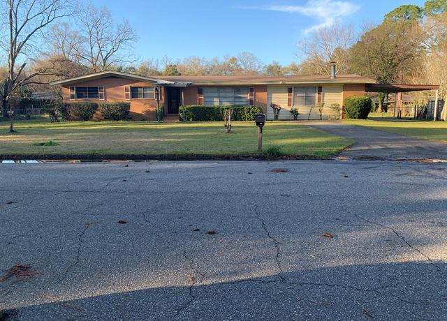 Property at 120 Cherokee Dr, Eufaula, AL 36027, 3 beds, 2 baths