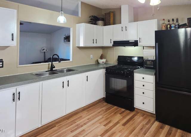Property at 284 Shoreline Dr, Lakeside, AZ 85929, 3 beds, 2 baths