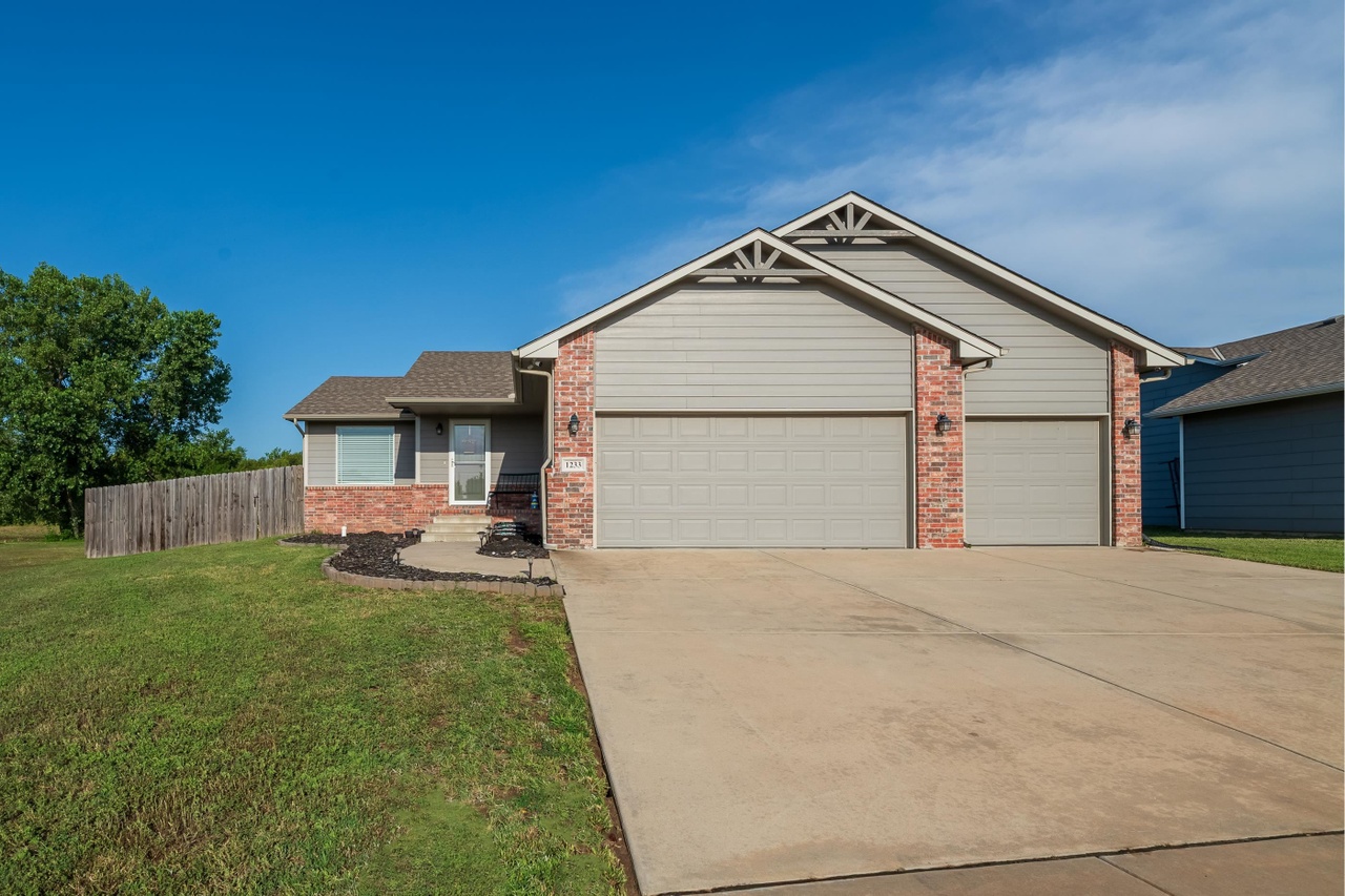 1233 S Ward Pkwy, Haysville, KS 67060