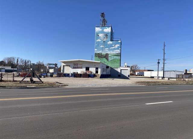 Property at 515 6th St, Clay Center, KS 67432