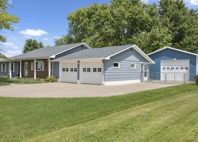 Property at 935 Trinity Dr, Newton, KS 67114, 3 beds, 2.5 baths