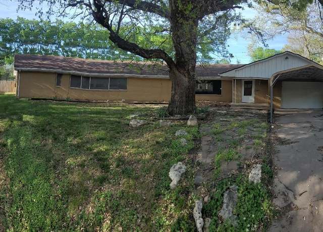 Property at 814 E 12th, Winfield, KS 67156, 3 beds, 1 bath