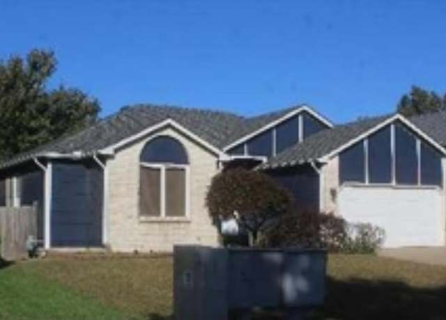 Property at 1221 S Stoneybrook Cir, Wichita, KS 67207, 3 beds, 2 baths