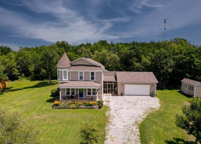 Property at 1827 Winfield Ave, Winfield, KS 67156, 3 beds, 2.5 baths