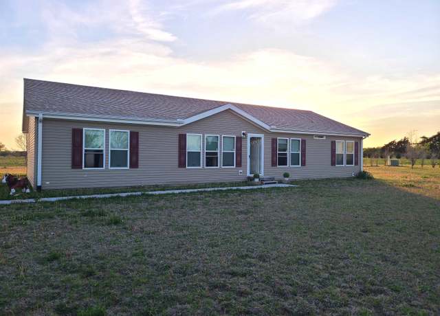 Property at 605 Hanson Pl, Marquette, KS 67464, 3 beds, 2 baths