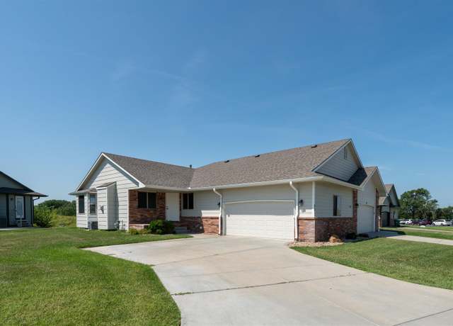 Property at 711 S Bristol Cir, Wichita, KS 67207, 3 beds, 3 baths