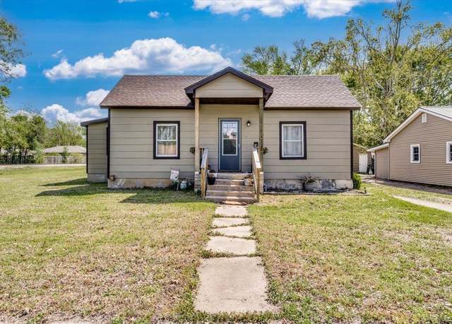 Property at 1520 Broadway St, Winfield, KS 67156, 3 beds, 2 baths
