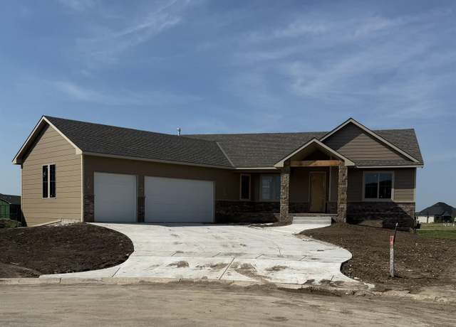 Property at 3236 N Bedford Ct, Wichita, KS 67226, 4 beds, 3 baths