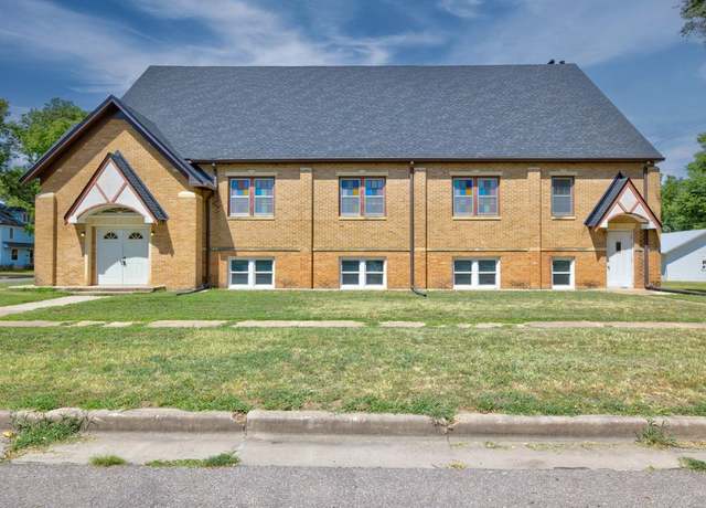 Property at 1020 E 12th Ave, Winfield, KS 67156, 3 beds, 2.5 baths