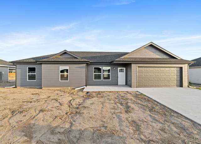 Property at 1212 Harbor Dr, Salina, KS 67401, 3 beds, 2 baths