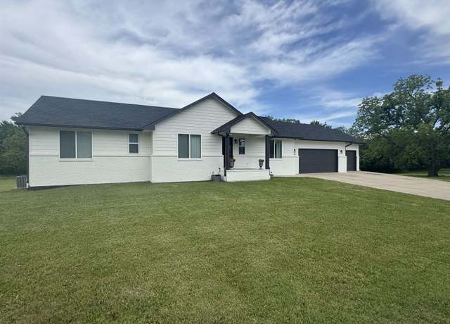 Property at 2902 Yaeger Dr, Winfield, KS 67156, 4 beds, 3 baths