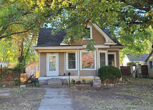 Property at 1007 E 8th Ave, Winfield, KS 67156, 3 beds, 2 baths