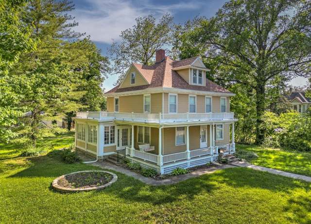 Property at 1219 E 9th Ave, Winfield, KS 67156, 4 beds, 2 baths