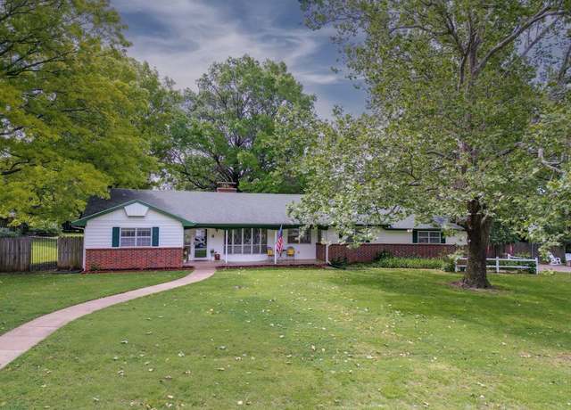 Property at 8 Lake Park Dr, Winfield, KS 67156, 3 beds, 3 baths