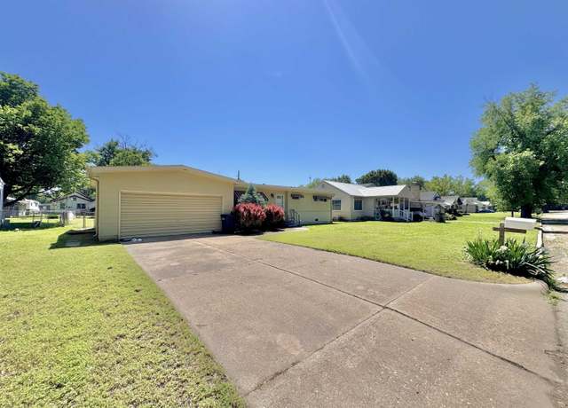 Property at 1018 N B St, Arkansas City, KS 67005, 2 beds, 1 bath