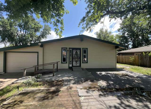 Property at 980 N Brownthrush Ln, Wichita, KS 67212, 4 beds, 2.5 baths