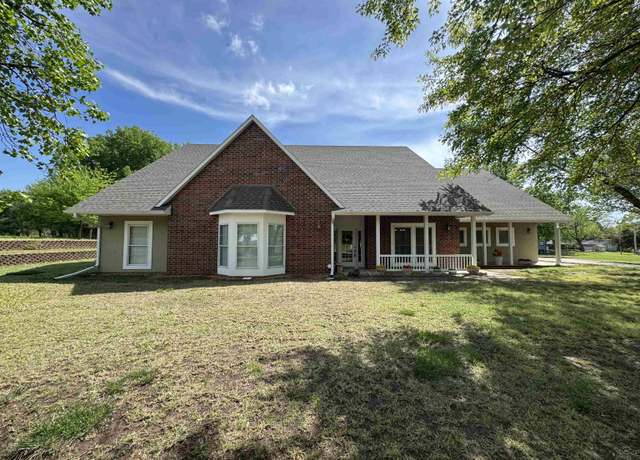 Property at 1923 Eastridge Dr, Arkansas City, KS 67005, 4 beds, 2.5 baths