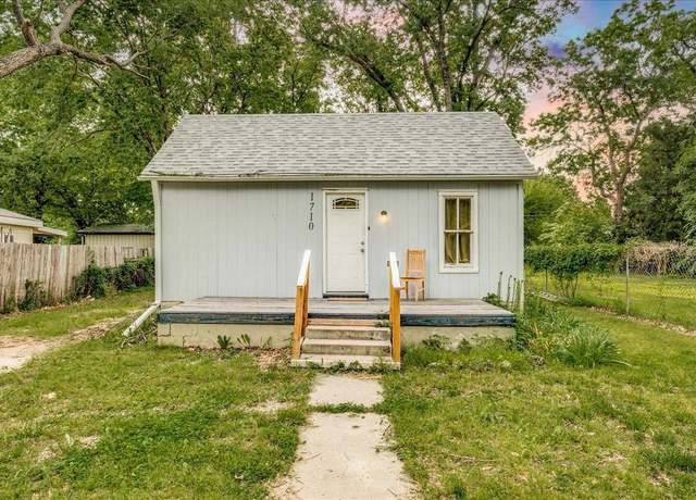 Property at 1710 Loomis, Winfield, KS 67156, 2 beds, 1 bath