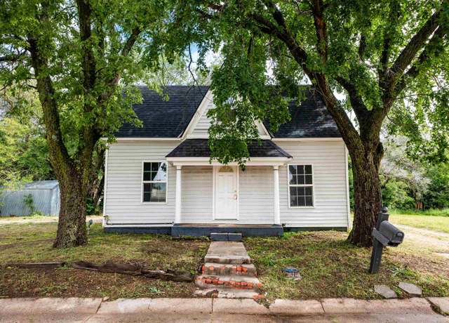 Property at 217 E Sumner St, Wellington, KS 67152, 3 beds, 1 bath