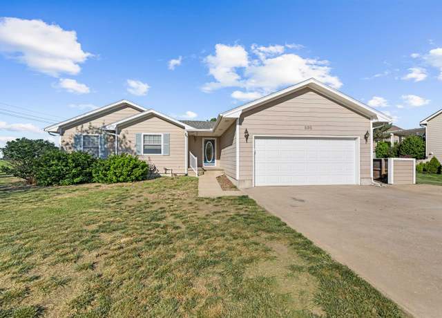 Property at 535 Westview Ct, Lindsborg, KS 67456, 5 beds, 3 baths