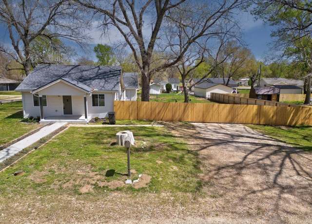 Property at 1228 N 15th St, Arkansas City, KS 67005, 4 beds, 2.5 baths