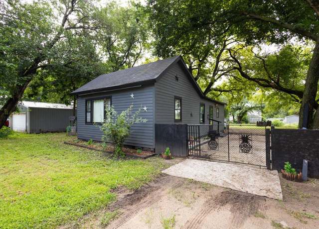 Property at 912 W Lincoln, Wellington, KS 67152, 2 beds, 1 bath
