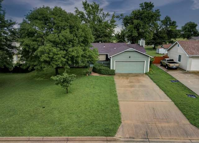 Property at 20 Renfrew Rd, Winfield, KS 67156, 3 beds, 2.5 baths