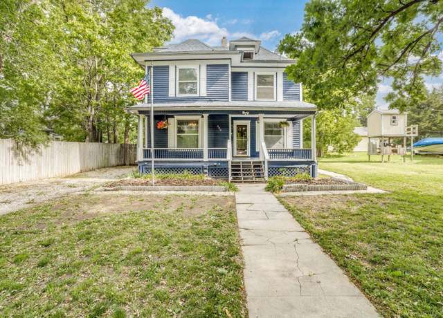 Property at 328 E 8th St, Newton, KS 67114, 4 beds, 1.5 baths
