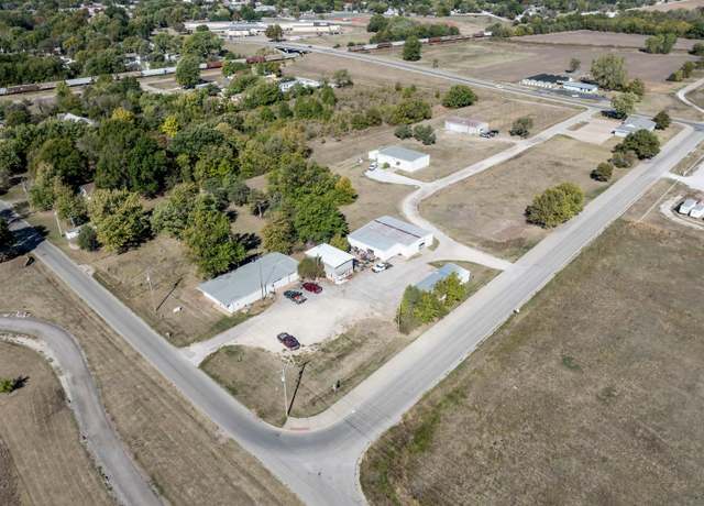 Property at 910 E Poplar Ave, Arkansas City, KS 67005, 2 beds, 1 bath