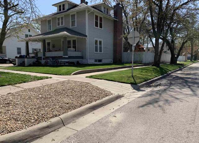 Property at 901 E 8th Ave, Winfield, KS 67156, 4 beds, 2.5 baths