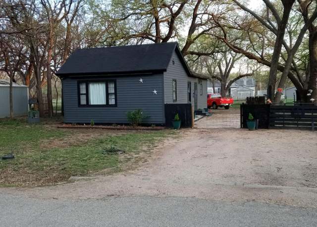 Property at 912 W Lincoln Ave, Wellington, KS 67152-3335, 2 beds, 1 bath