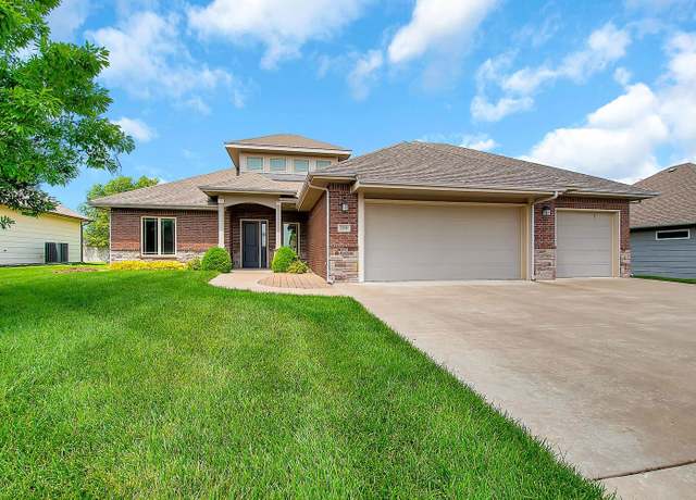 Property at 2211 N Chestnut Ct, Augusta, KS 67010, 3 beds, 2 baths
