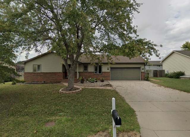 Property at 2425 N Wedgewood Dr, El Dorado, KS 67042, 4 beds, 3 baths