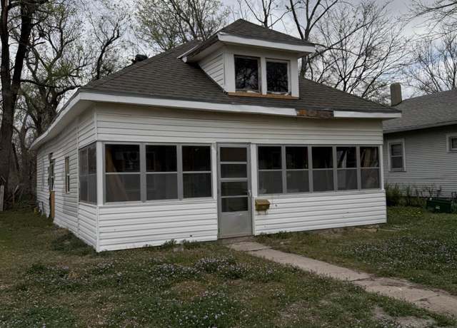 Property at 724 E 1st Ave, Hutchinson, KS 67501, 2 beds, 1 bath