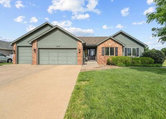 Property at 109 N Eastmoor Dr, Salina, KS 67401, 5 beds, 3.5 baths