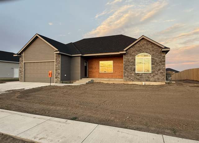 Property at 2919 Crystal Lake Dr, Salina, KS 67401, 3 beds, 2 baths