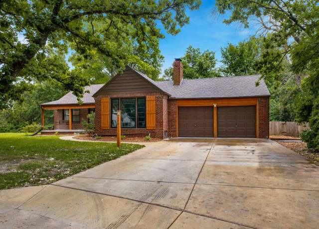 Property at 326 N Oakwood Ct, Wichita, KS 67208, 4 beds, 2 baths