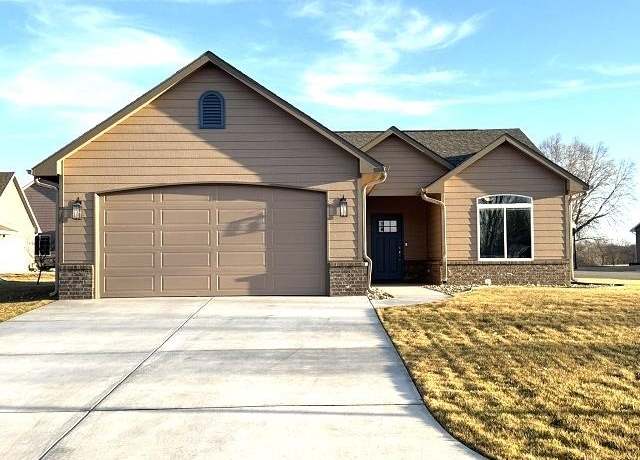 Property at 4426 Niblick Dr, Winfield, KS 67156, 2 beds, 2 baths